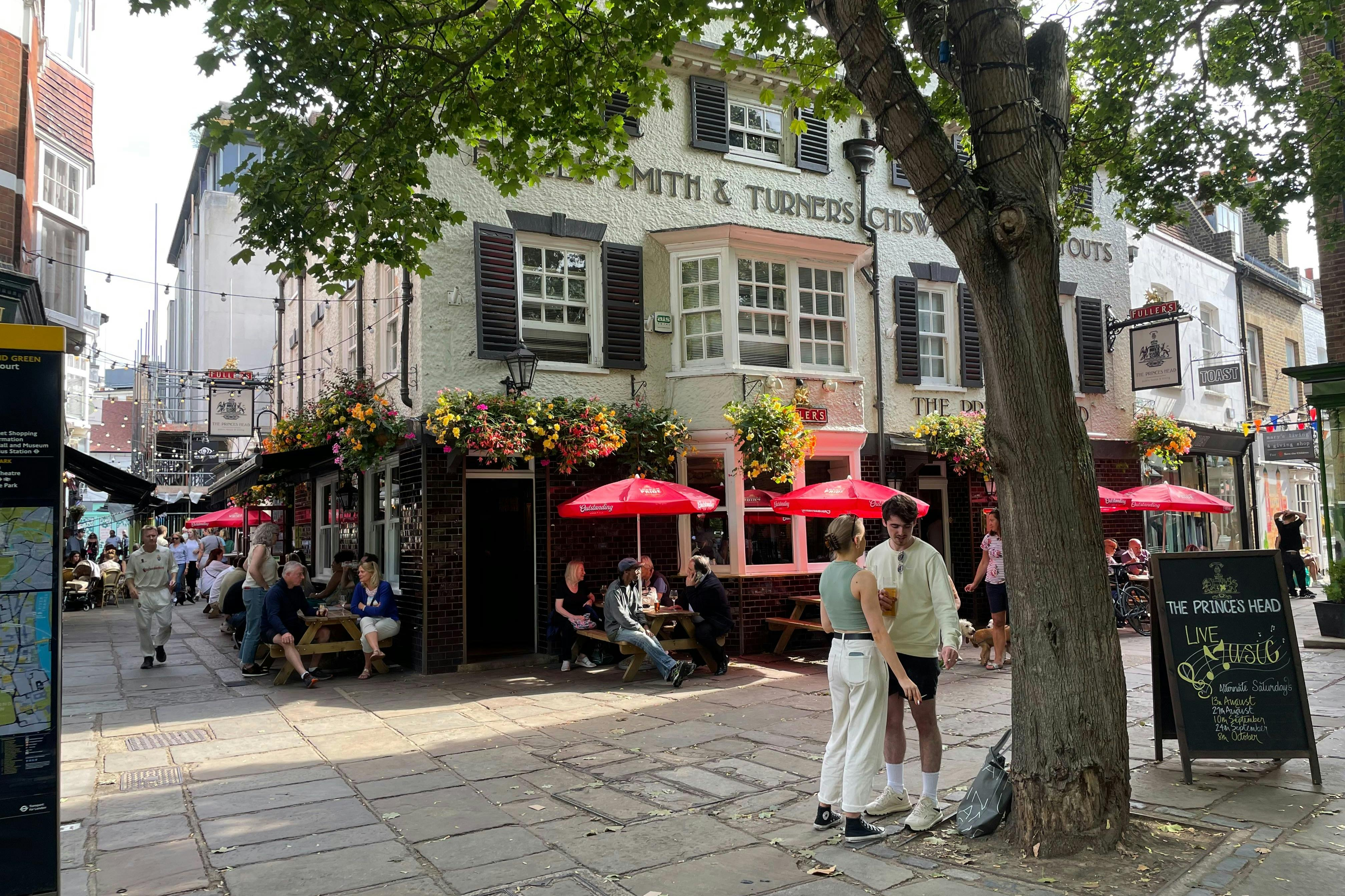 London: Ted Lasso Guided Tour - Photo 1 of 5